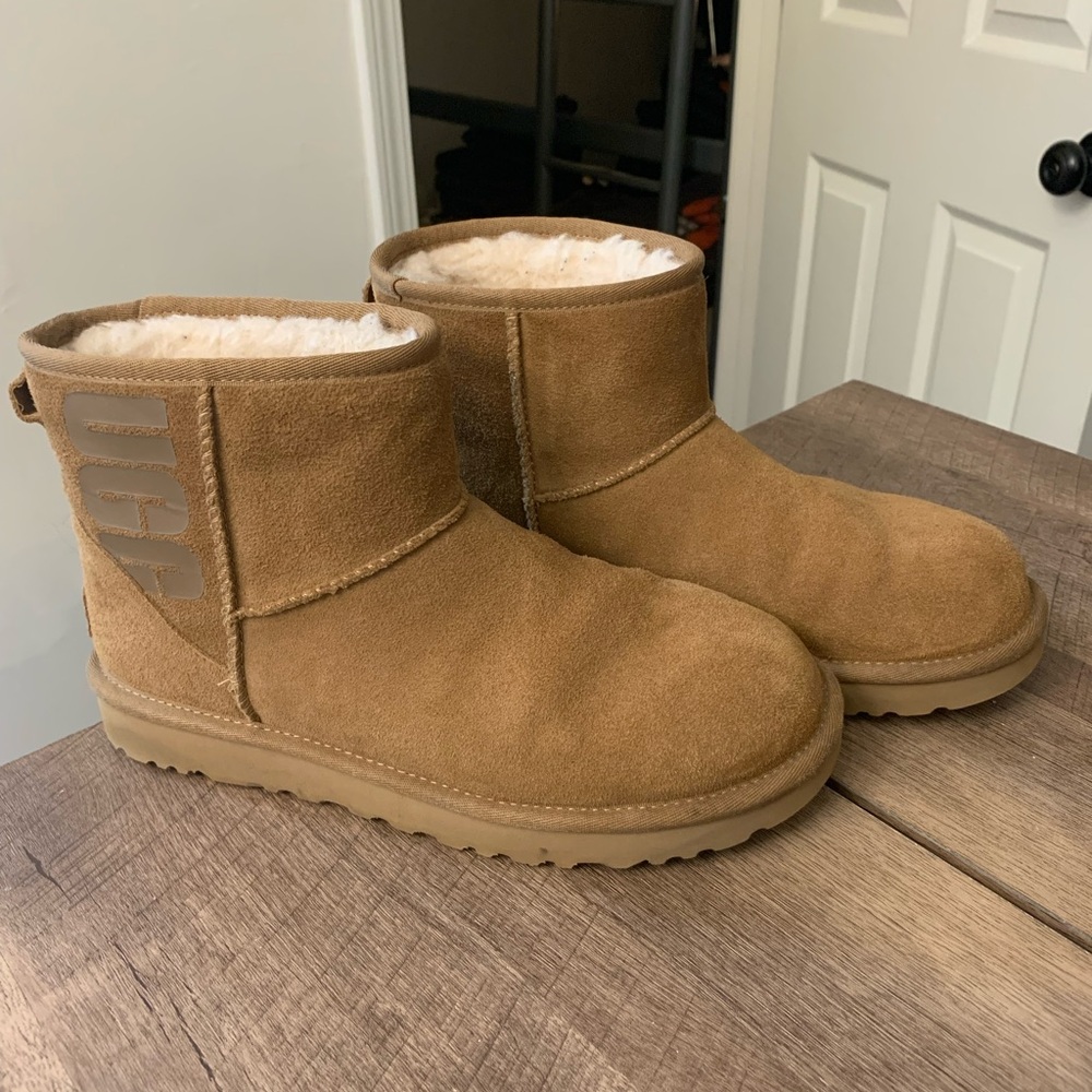 UGG Mini Classic Logo boot
Chestnut Suede